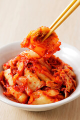 箸で持ち上げた韓国産キムチ