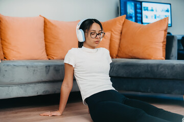 Obraz premium A woman stretching in her apartment during early morning after training , reflecting her dedication to a healthy lifestyle. This moment highlights the importance of regular exercise and self-care