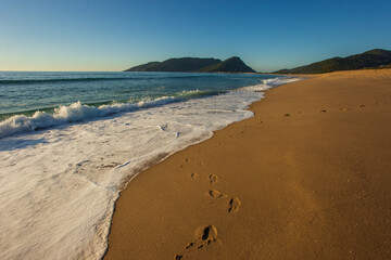 Praia vazia ao nascer do sol, 