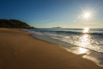 Praia vazia ao nascer do sol, 