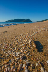 Praia vazia ao nascer do sol, 