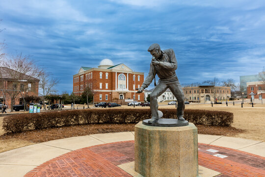 Elvis Presley Statue in Tupelo, MS, with City Hall in the background
