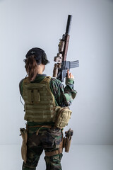 銃を構えた女性