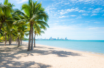 summer at pattaya beach On a hot day and in the shade of the coconut trees. - obrazy, fototapety, plakaty