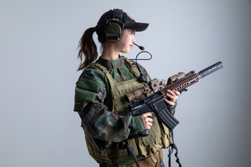 銃を構えた女性　camouflage