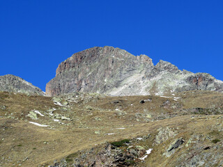 Obraz premium Rocky mountain peak Piz Radönt or Piz Radoent (3064 m) in the Albula Alps and above the alpine valley Val Grialetsch, Zernez - Canton of Grisons, Switzerland (Kanton Graubünden, Schweiz)