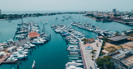 Paisaje urbano de la ciudad de Cartagena (Colombia), incluyendo sus playas, fuertes, murallas, centro hist&oacute;rico, mar.