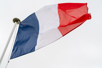 drapeau français bleu blanc rouge  flottant au vent