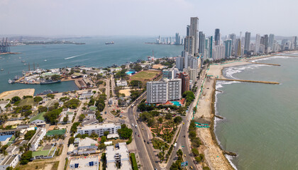 Fototapeta na wymiar Paisaje urbano de la ciudad de Cartagena (Colombia), incluyendo sus playas, fuertes, murallas, centro histórico, mar.