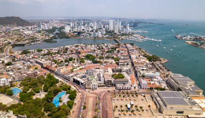 Fototapeta na wymiar Paisaje urbano de la ciudad de Cartagena (Colombia), incluyendo sus playas, fuertes, murallas, centro histórico, mar.