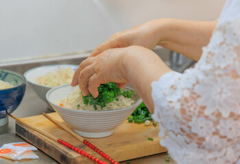ラーメンを作る女性
