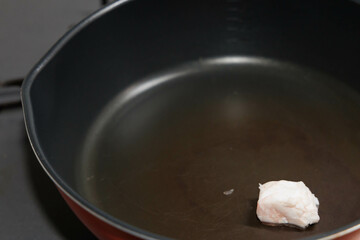 牛脂をフライパンで加熱する