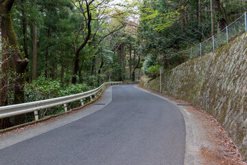舗装された上り坂の山道