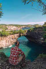 Podróżnik patrzący na piękną Broken Beach, na tropikalnej wyspie Nusa Penida, turkusowa woda i niesamowity krajobraz. - obrazy, fototapety, plakaty
