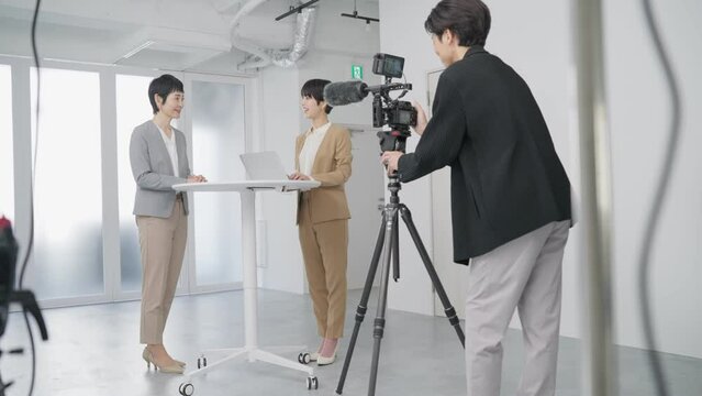 動画配信の撮影をするカメラマン
