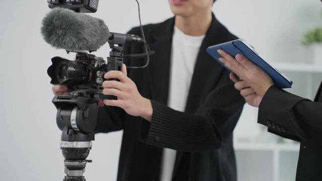 動画配信の撮影をするカメラマン