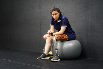 Young female with one prosthetic leg with the practice of using prosthetic legs to walk, exercise and and daily activities