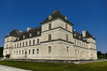 Fototapeta na wymiar L’angle Sud-ouest du château d’Ancy le Franc 