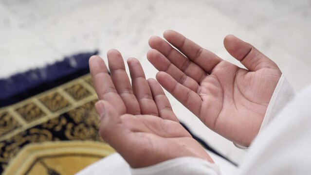 Closeup of hands in Namaz position