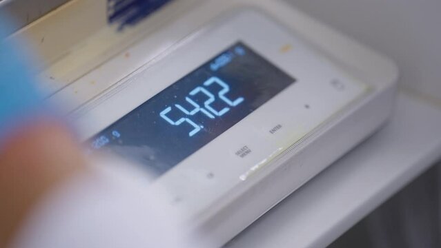 the display of a precision scale that is being used