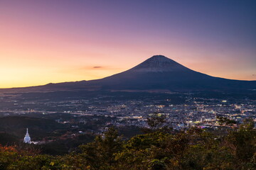 富士山と御殿場市の街明かり・左手前には平和公園の仏舎利塔が見えます　静岡県御殿場市にて