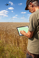 Agriculture et ressources alimentaires - Agriculteur regardant le plan de vol du drône sur sa...