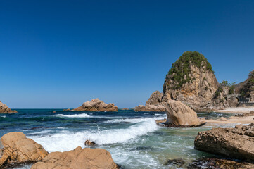 【新潟県蓬莱山】笹川流れ蓬莱山は天下の名勝。快晴の青空と岩のある風景