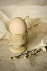 Wielkanoc w minimalistycznym stylu. Jajko i bazie na stole z lnianym obrusem. © ICON