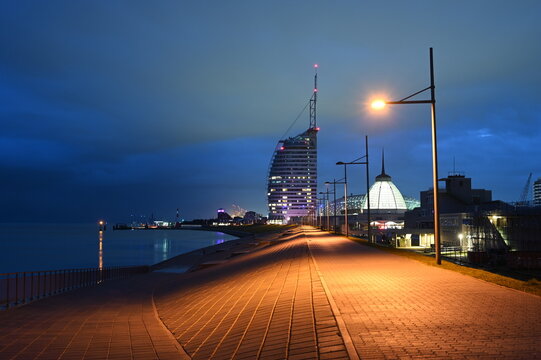Lichter am Weserdeich in Bremerhaven in der blauen Stunde