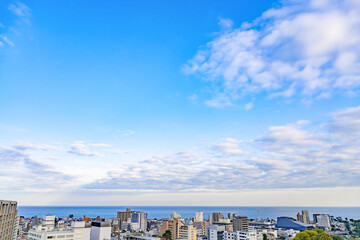 Obraz premium 神奈川県小田原市 ミナカ小田原から見た小田原市街と相模湾、青空