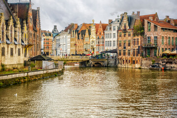 Fototapeta na wymiar Blick vom Fluss Leie in Gent über die Grasbrücke ins historische Zentrum