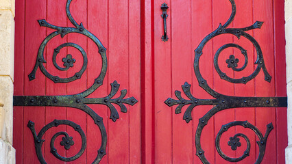Vue rapprochée d'une porte d'église, colorée en rouge