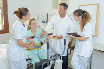 nurses in training to use patient lifting device