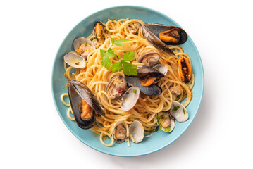Piatto di deliziosi spaghetti con vongole, cozze e bottarga, ripreso dall'alto - cibo italiano 