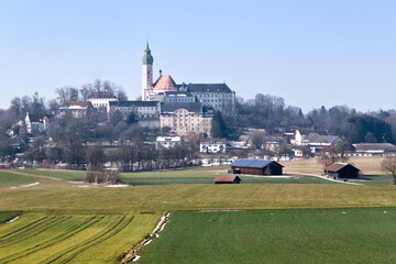 Fototapeta na wymiar die Ortschaft Andechs im Fünfseeland von Bayern wird überragt von seiner Klosterkirche