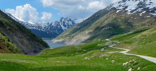 Fototapeta na wymiar Alpen in Frankreich - Route des Grandes Alpes mit Stausee