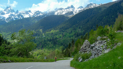 Alpen in Frankreich - Route des Grandes Alpes mit Rennradfahrer	