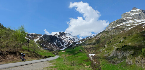 Alpen in Frankreich - Route des Grandes Alpes mit Radfahrer	