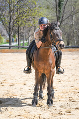 Reiterin mit deutschem Reitpony