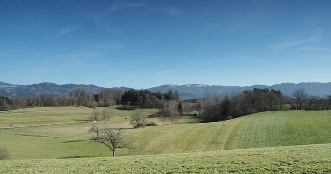 Eichener See, nur zeitweise ohne Wasser, umgeben von H&uuml;geln und gr&uuml;ne Weiden mit Blick auf die Mittelgebirgsgipfel des Schwarzwaldes, Hohe M&ouml;hr, Gersbach bis Hotzenwald
