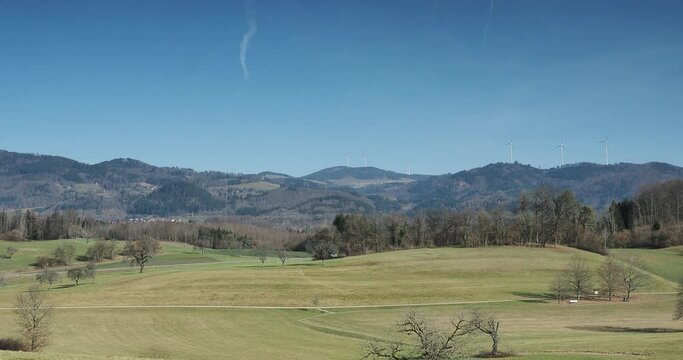 Eichener See, nur zeitweise ohne Wasser, umgeben von H&uuml;geln und gr&uuml;ne Weiden mit Blick auf die Mittelgebirgsgipfel des Schwarzwaldes, Hohe M&ouml;hr, Gersbach bis Hotzenwald
