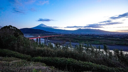 夜明けの富士山（静岡県富士市）