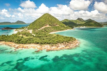 Naklejka premium Landscape view of the green island covered by trees in the sea