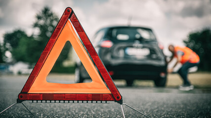 Warndreieck warnt vor Auto mit Panne oder Unfall
