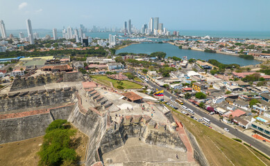 Paisaje urbano de la ciudad de Cartagena (Colombia), incluyendo sus playas, fuertes, murallas,...