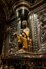 Photo sur Plexiglas Monument historique Vertical shot of a statue of the Virgin Mary and Jesus Christ in the Monastery near Barcelona
