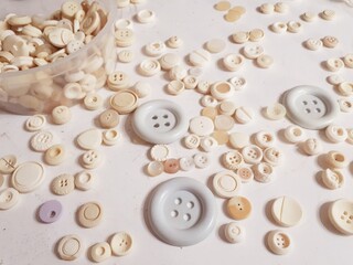 botones antiguos de hueso de colores claros