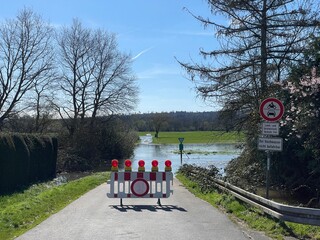 Radweg mit Hochwasser