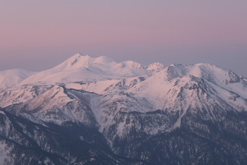 朝の山岳風景