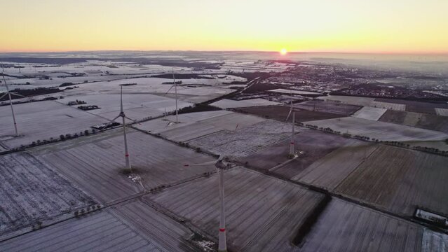 Drohnenaufnahmen von einem Windpark zu Sonnenuntergang 